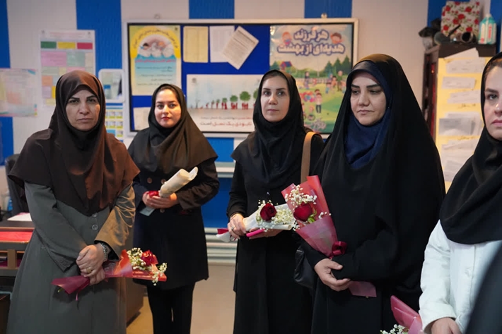  روز زن با عطر گل؛ تجلیل از زنان سلامت لرستان